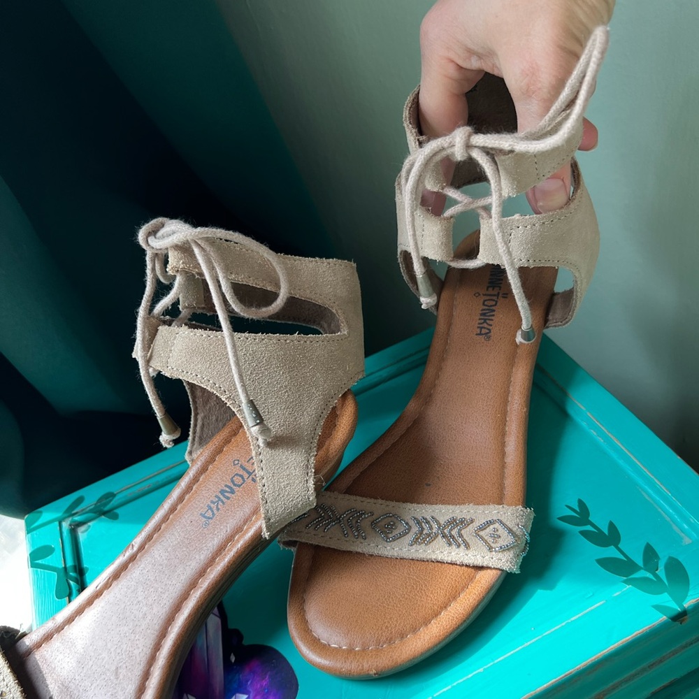 Minnetonka Women's Tan Sandals